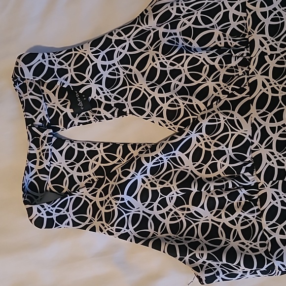 Shoulder-baring black and white, knee-length dress - Picture 2 of 10